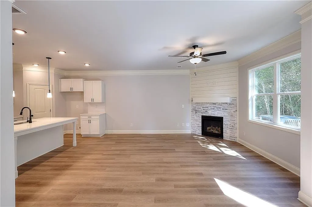 3 bed, 2.5 bath, 1660 sqft, $2,200 — Photo 4