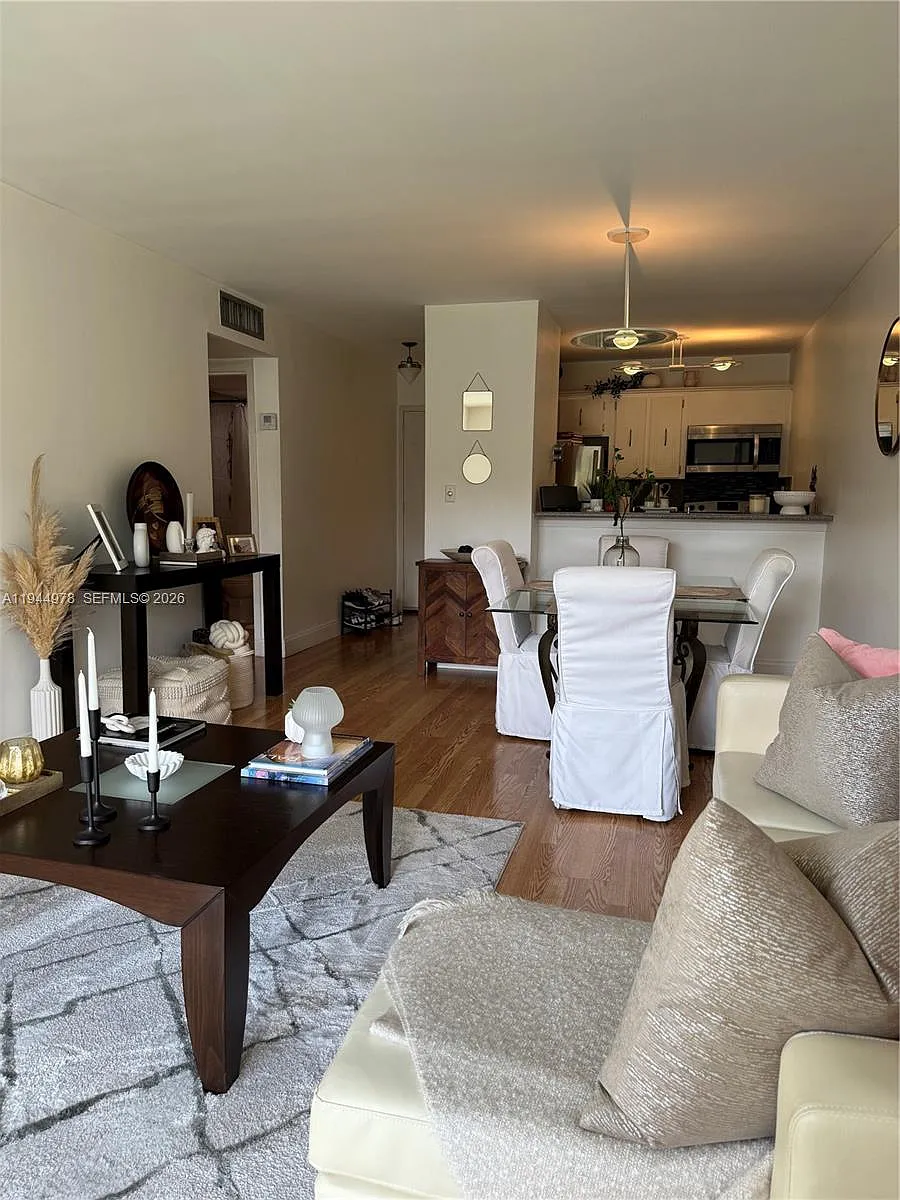 Building Photo - 1225 NE 124th St #33A