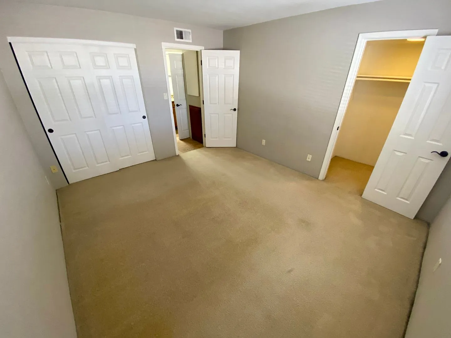 Spacious Upgraded One Bedroom Condo in Scottsdale — Photo 3