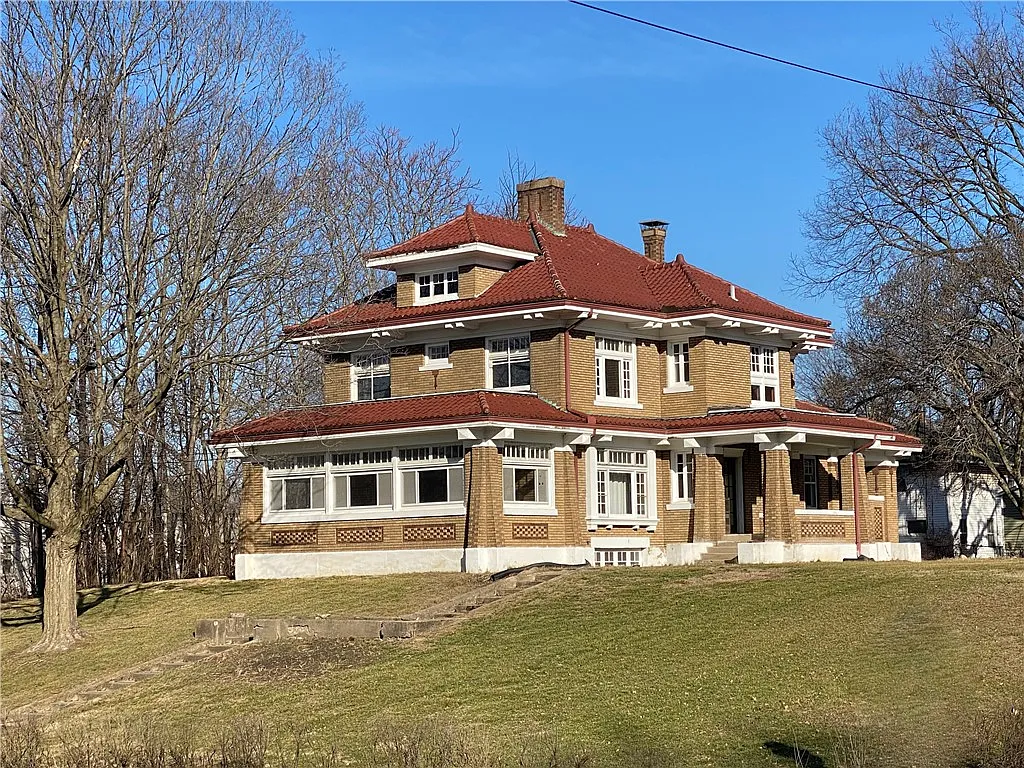 615 Harrison Ave photo 1