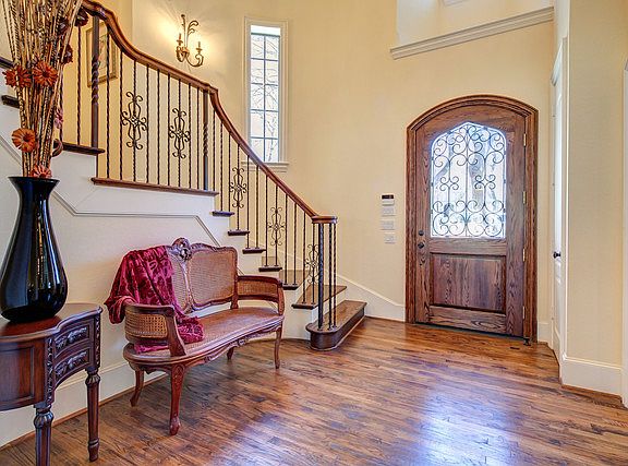 3rd image of 481 Oakwood Cir