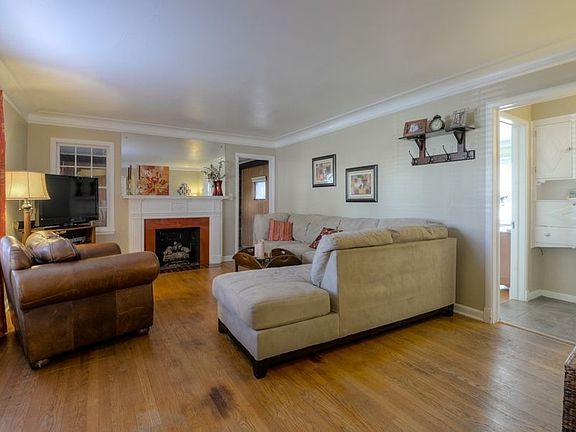 2nd image of 909 E Gregory Blvd