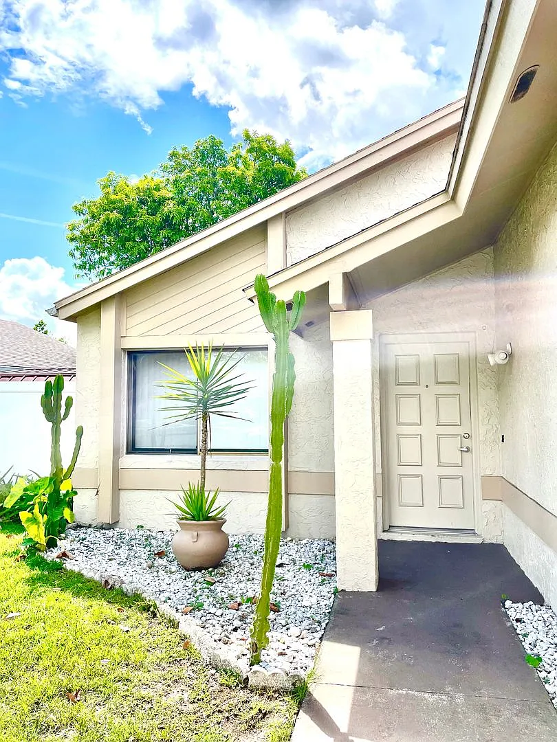 Mid-Century Charmer ONLY $2050/ Month - 2BD 2 BA Single Family Home! — Photo 2