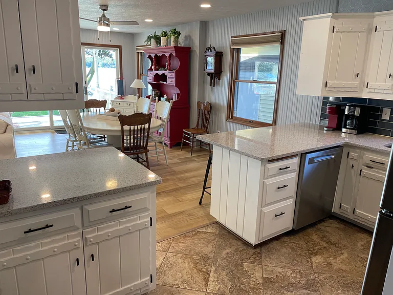 2110 Midlake Dr — Photo 8
