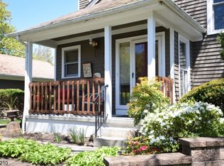 141 Old Woods Ct, Mahwah, NJ 07430