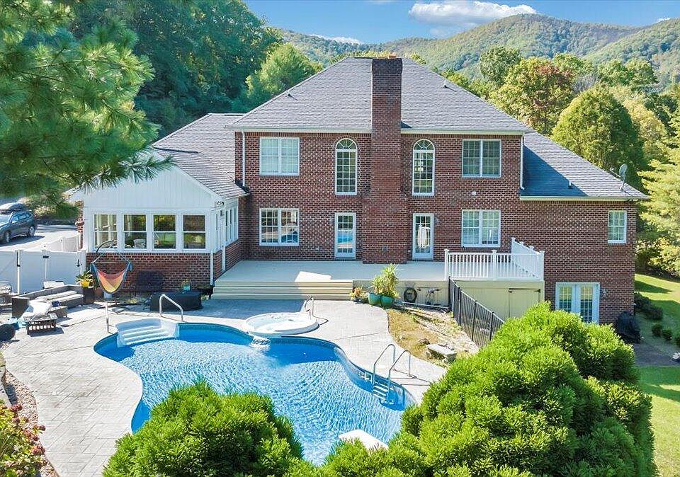 1st image of 6809 Hidden Woods Dr