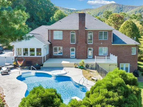 6809 Hidden Woods Dr, Roanoke, VA 24018