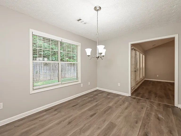 85 Paris Dr — Photo 5