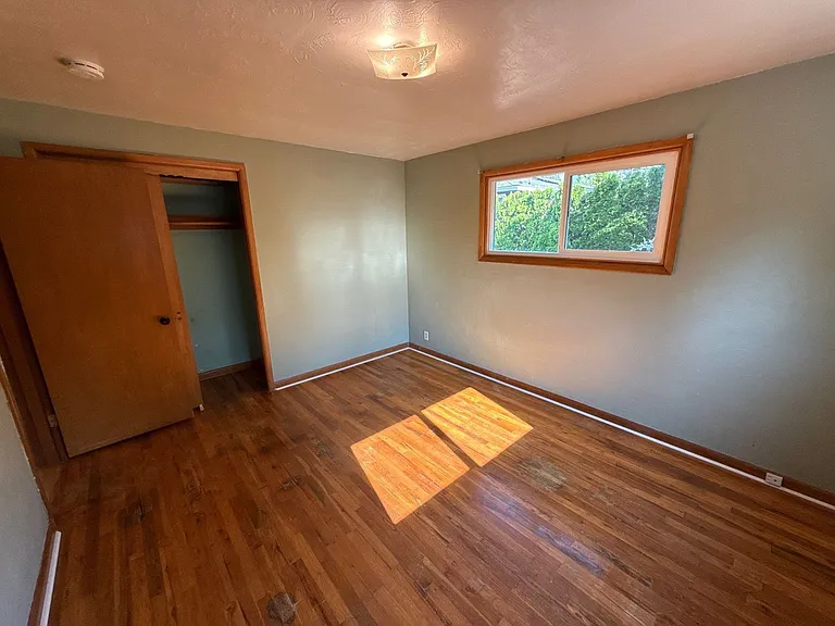 1043 Garlock St S — Photo 24