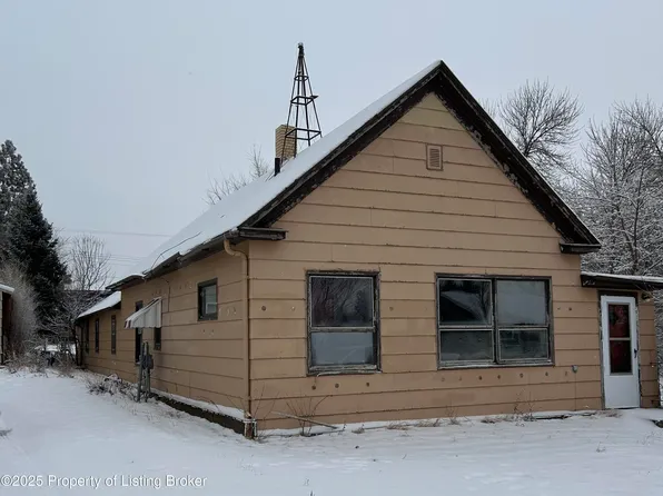 323 3rd St N, Richardton, ND 58652