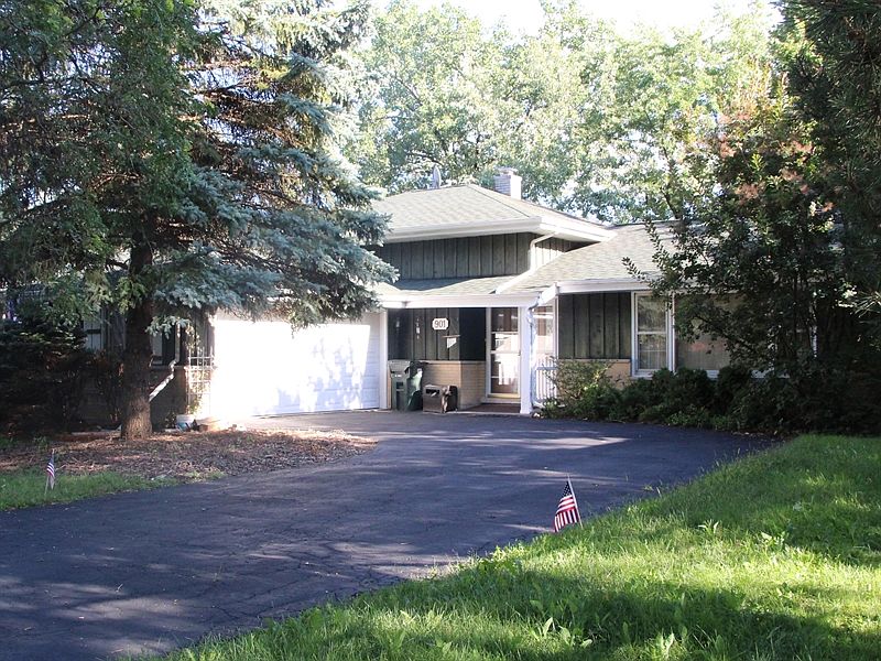 1st image of 901 E Zinnia Ln