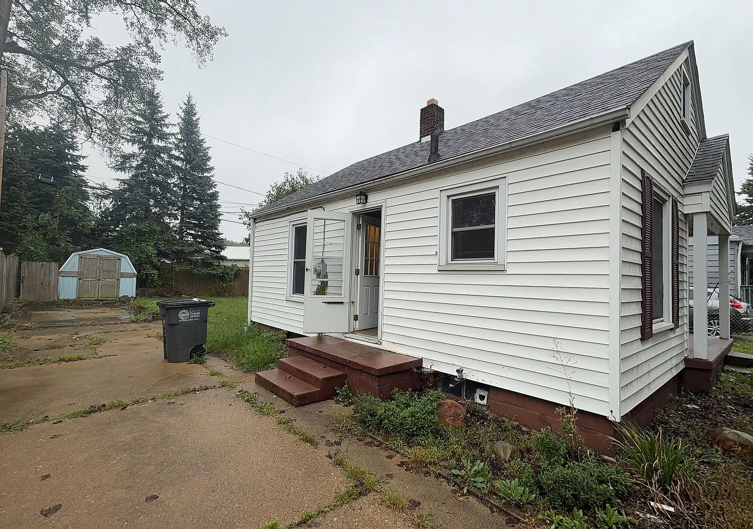 Welcome to 2723 Eldora Drive A Cozy West Toledo Home for Rent! — Photo 1