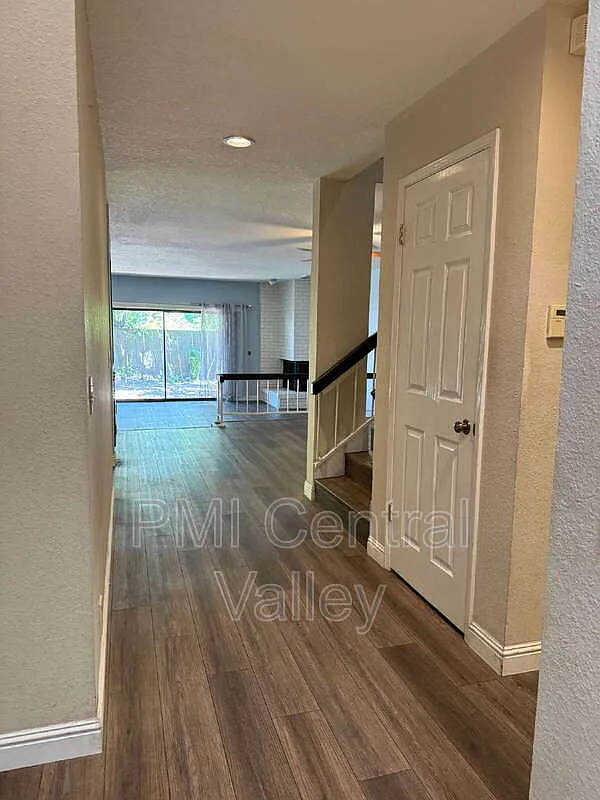 3 bed, 3.0 bath, 2499 sqft, $2,500 — Photo 2