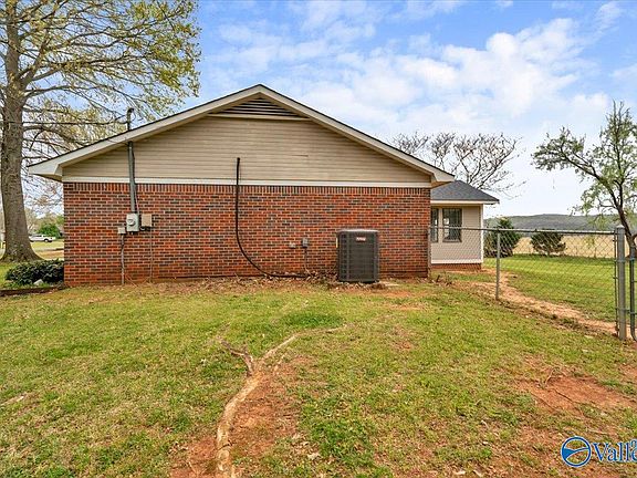3rd image of 131 Worthington Cir