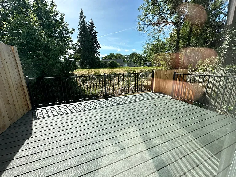 Santiam 1527 Triplex — Photo 9