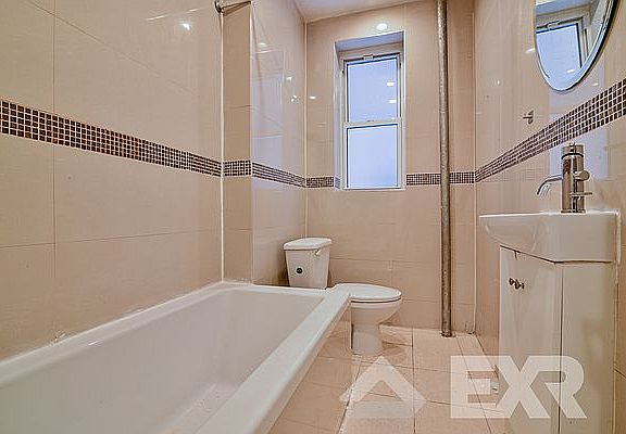 4th image of 372 Montgomery St