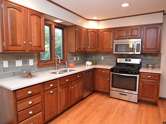 2nd image of 2 Aspen Ln