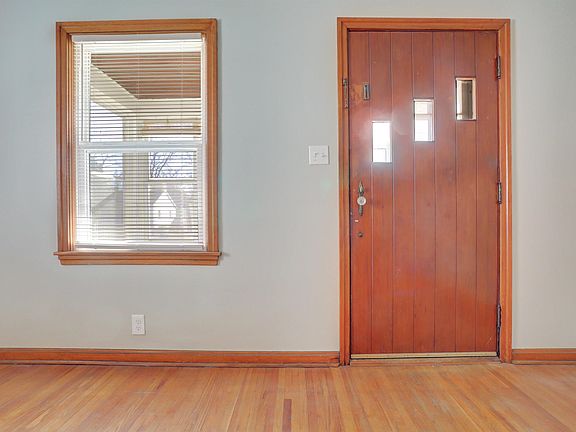 4th image of 1136 E Gum St