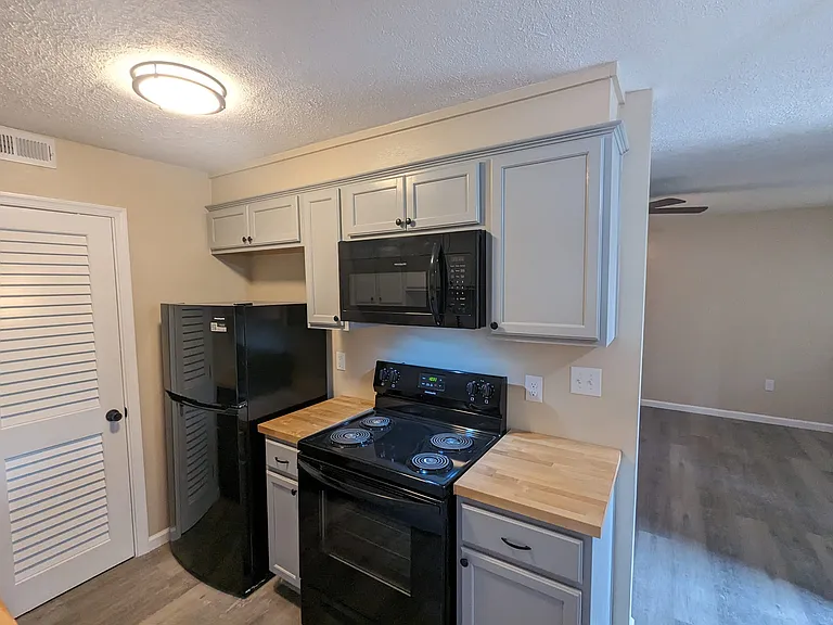 Colonial Heights Apartments — Photo 13