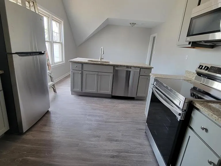 90 Stanley St — Photo 2