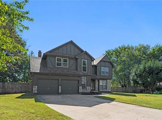 1121 SE Timbercreek Ln, Lees Summit, MO 64081