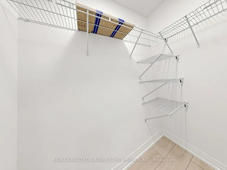 400 King St W #823 — Photo 25