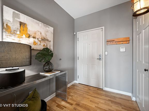 2nd image of 2762 N Lincoln Ave APT 402