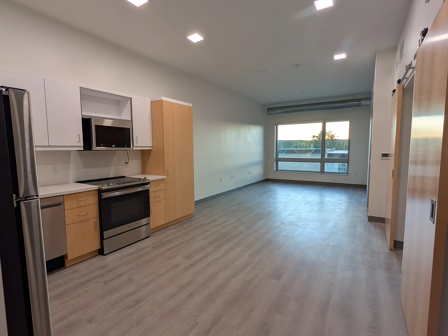 2 bed, 764 sqft, $1,671 — Photo 2