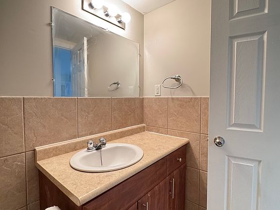 4th image of 915 Campbell Ave #203