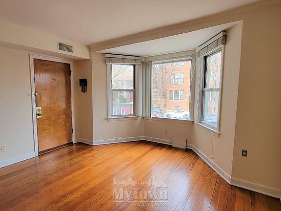 4th image of 2121 W Berteau Ave APT 1