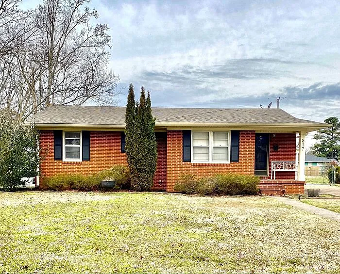 817 Chambers Dr NE — Photo 1