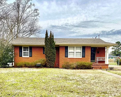 817 Chambers Dr NE Photo 1