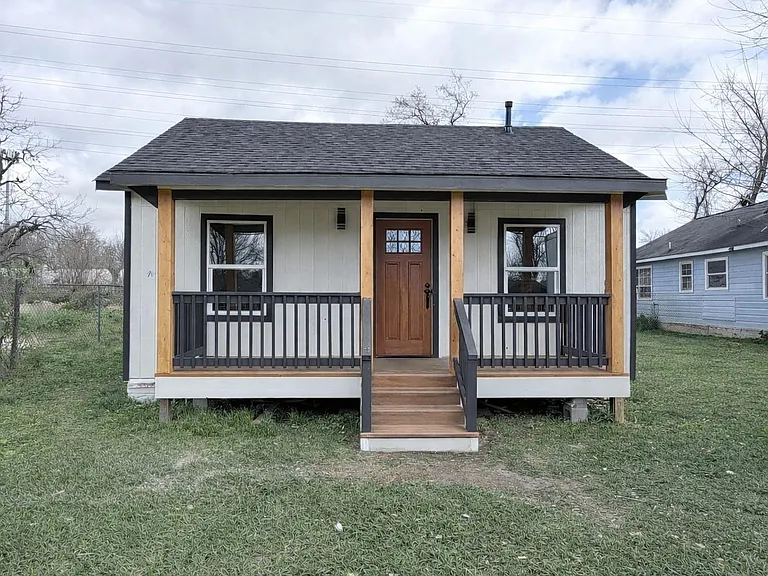 2915 Creston Dr — Photo 1