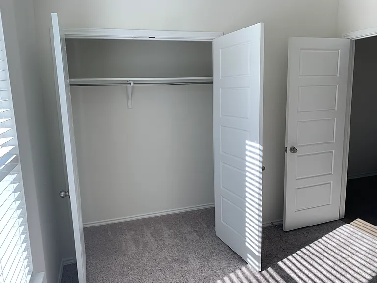 1112 Gwen Ln — Photo 3
