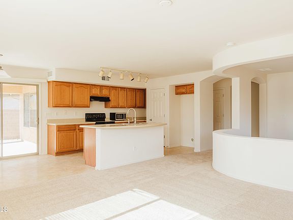 4th image of 1391 E Laurel Pl
