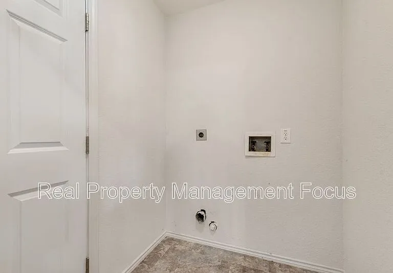 1004 Trickham Dr — Photo 16