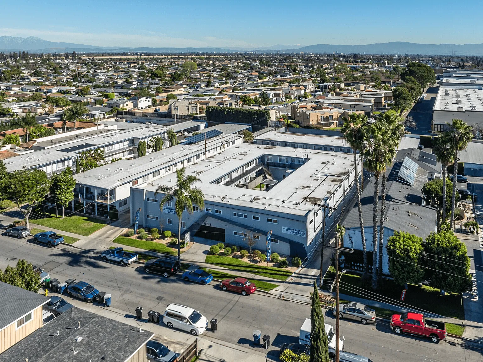 La Pat Apartments — Photo 2