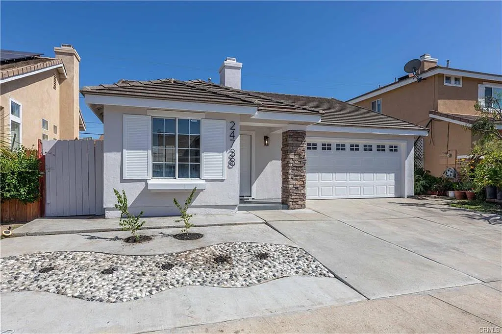 3 bed, 1040 sqft, $3,399 — Photo 1