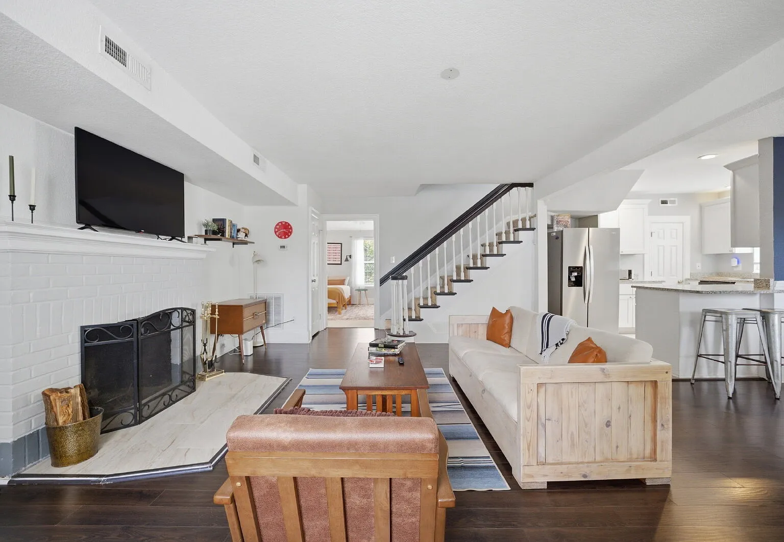4 bed, 2.5 bath, 1720 sqft, $4,000 — Photo 3