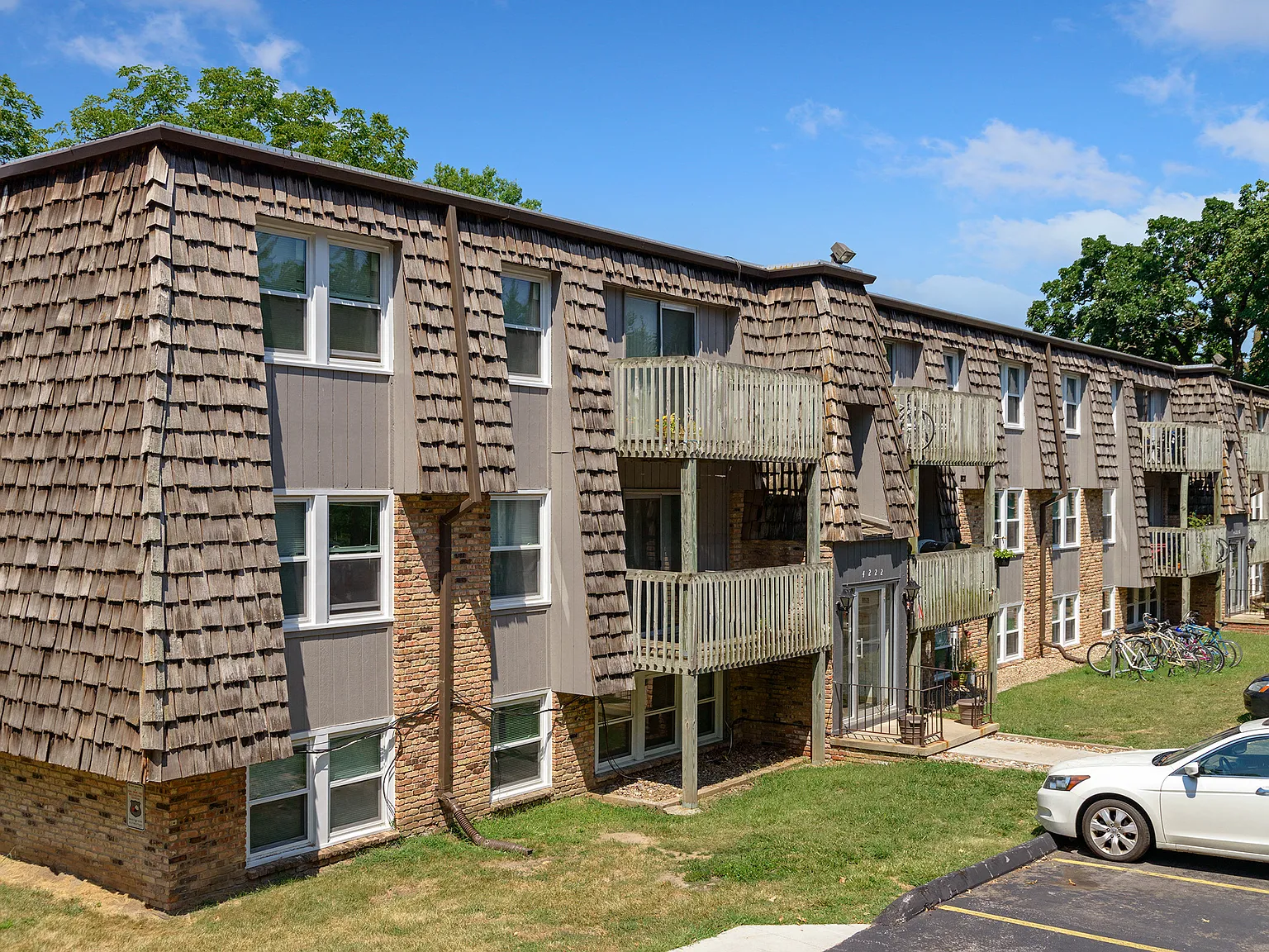 The 4220 Grand Apartments — Photo 3