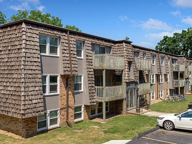 The 4220 Grand Apartments — Photo 3
