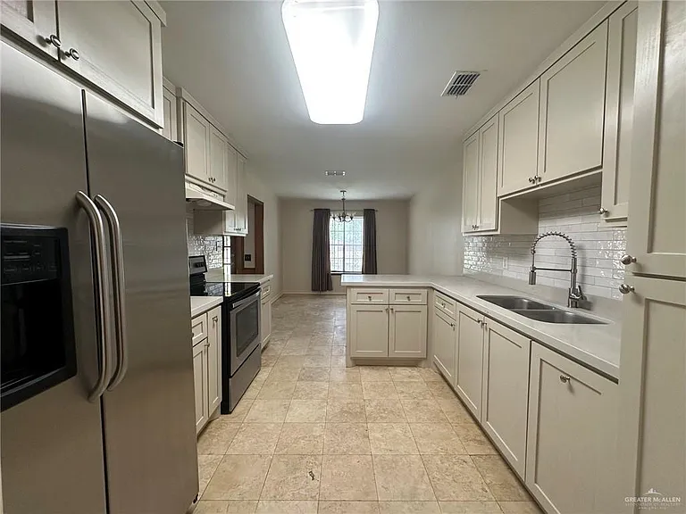 1200 S Gumwood St — Photo 3