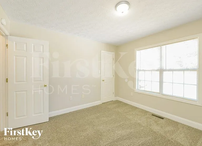 194 Rochester Ct — Photo 12