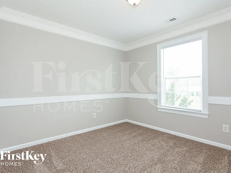 2422 Fairstone Ave — Photo 8