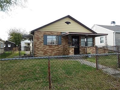 Nice covered front porch. Side entry gives easy access to the back yard / garage.