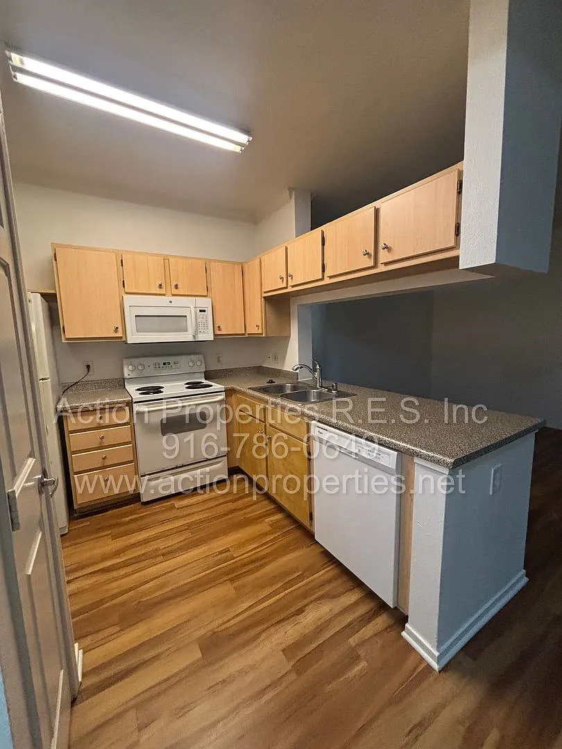 Villages @ Galleria Pienza Model, 2 Bedroom 2 Bathroom Ground Level: Community Pool Spa, Gym & Cl... — Photo 4