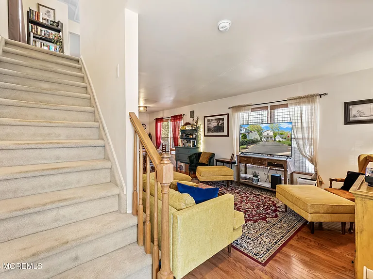105 Wayside Dr — Photo 10