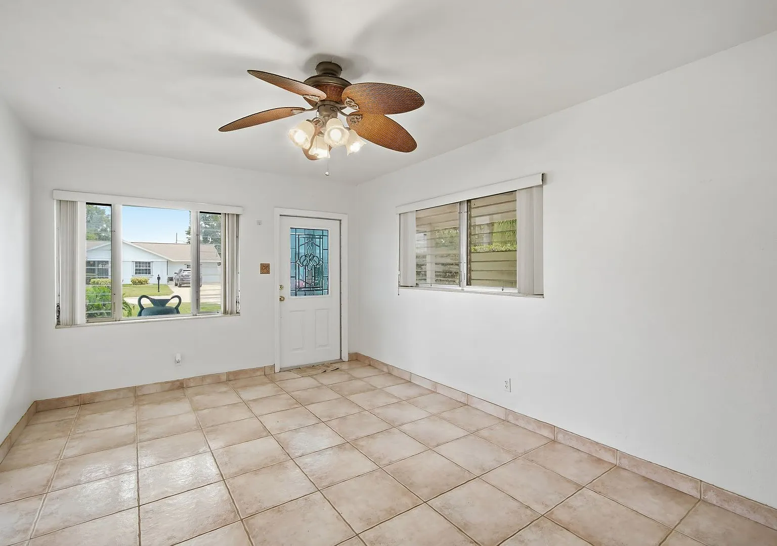 Charming 3-Bedroom West Tampa Home with Fenced Yard & Workshop — Photo 3