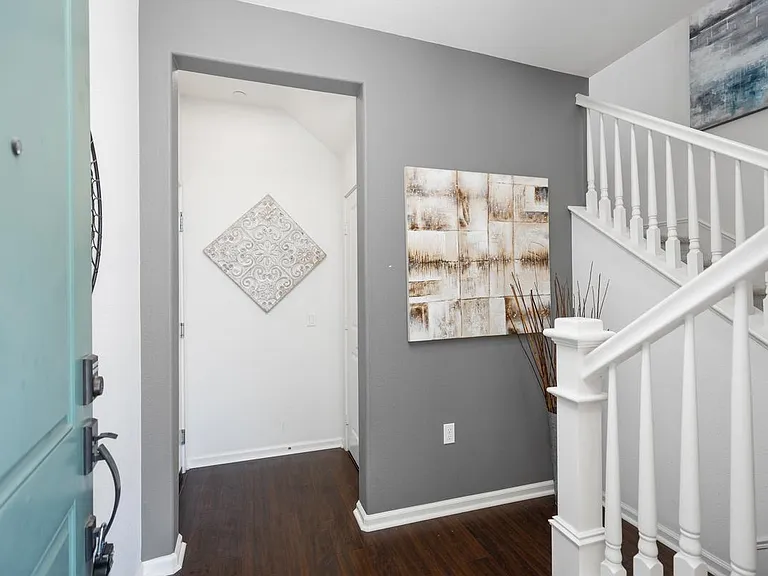 912 El Paseo — Photo 3