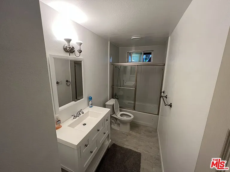10846 Scoville Ave — Photo 5